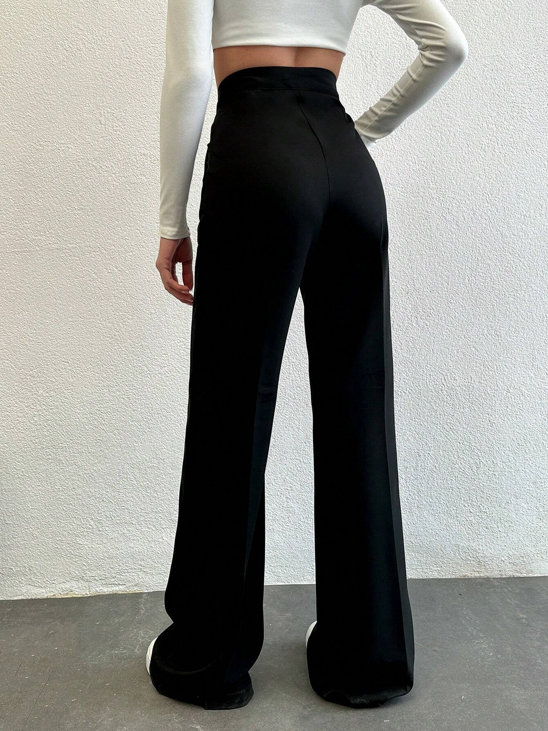 Pantalon élégant à taille haute et jambes droites