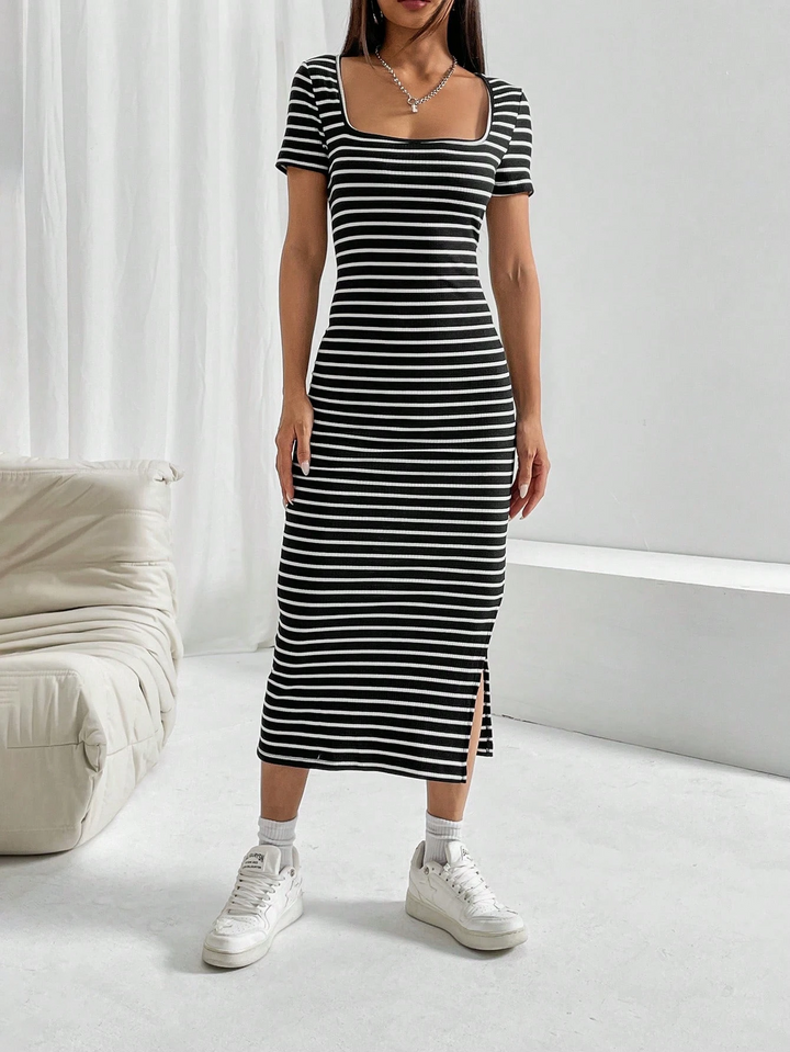 Robe femme cintrée à manches courtes et col carré
