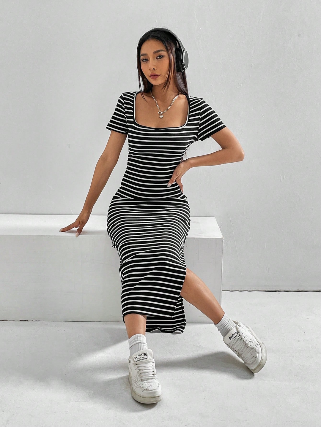 Robe femme cintrée à manches courtes et col carré